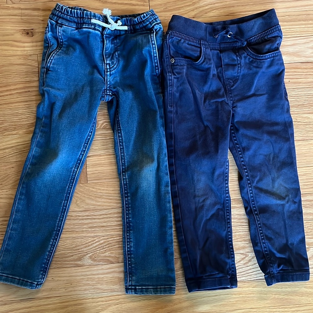 Bundle of two size 4 pants.